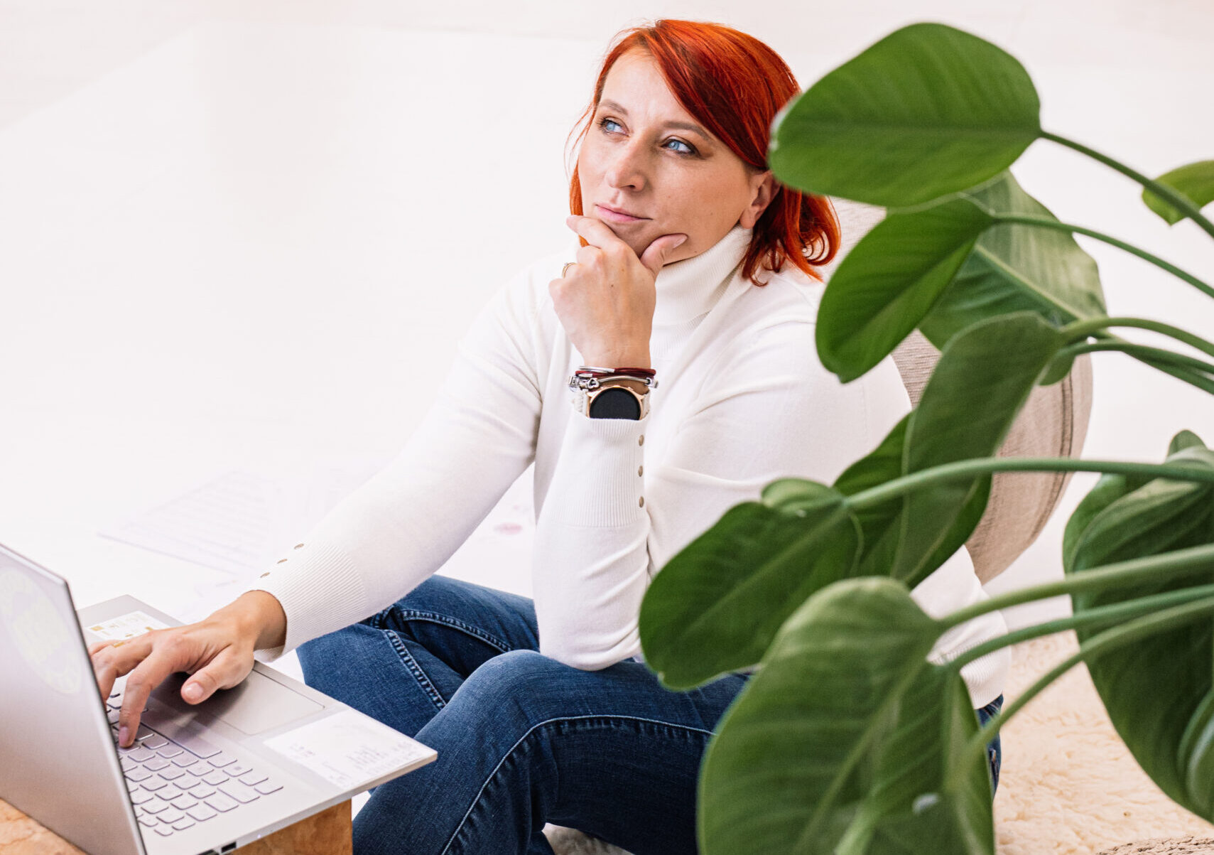 Tatuaże i kolczyki w pracy – czy pracodawca może zabronić?